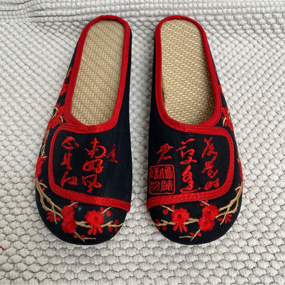 Women's Black Red Canvas Floral Embroidered Asian Slip On Mini Wedge Shoe Size 6